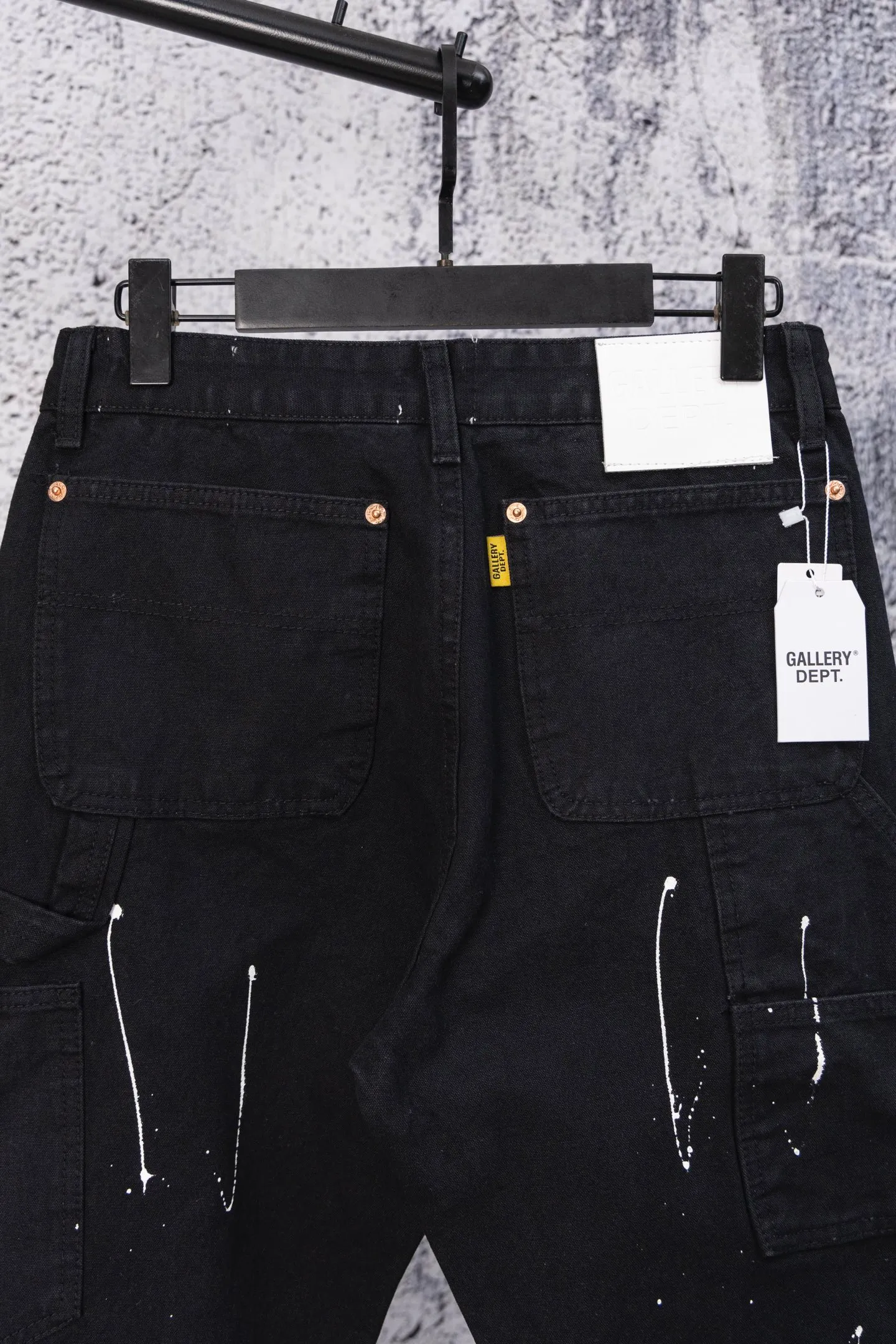 💰230 GALLERY DEPT.25ss new style splash-ink patchwork jeans, bootcut trousers, denim + splash-ink, full of artistic sense! The trouser legs are spliced ​​with denim, creating a layered look, and the words "GALLERY DEPT." are super recognizable✨. High-density denim, wear-resistant and comfortable, perfect for daily wear or street style. Inspired by the classic elements of Helmut Lang, splashing ink is full of three-dimensionality. Pair it with simple tops or HL items to easily get a sense of avant-garde fashion! Gallery Dept. targets the global fashion pioneer group aged 18-35 and positions itself as a "high street art trendy brand". Its core competitiveness lies in: • Cultural symbol output: Through endorsements from stars such as Virgil Abloh, Jennie, and Justin Bieber, it strengthens the brand's benchmark status in the hip-hop and fashion circles. Size: 28-36 Color: black
